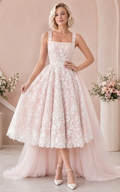 Ärmelloses, hochgeschlossenes Brautkleid aus Spitze in zartem Rosa mit eckigem Ausschnitt und mehreren Lagen