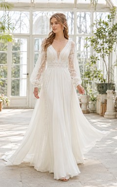 Robe de mariée en mousseline à manches longues, col en V, coupe trapèze, dos nu plongeant et traîne.