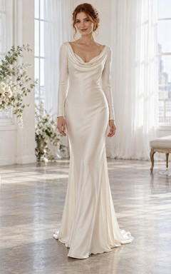 Robe de mariée fourreau simple en satin à manches longues, col bénitier et traîne.