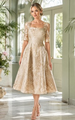 Robe élégante champagne en dentelle, col carré, manches courtes, coupe trapèze et longueur thé