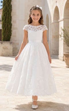 Lujoso vestido de comunión largo hasta el suelo con encaje y mangas cortas estilo barco.