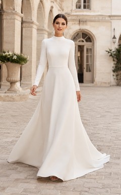 Minimalistisches, schlichtes Brautkleid aus Satin mit hohem Kragen, langen Ärmeln und A-Linien-Schleppe, ideal für standesamtliche Trauungen