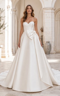 Vestido de novia minimalista de satén, estilo princesa, sin tirantes, con escote corazón y cola larga.