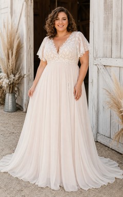 Robe de mariée grande taille en mousseline de soie, coupe trapèze, col en V et manches courtes en dentelle