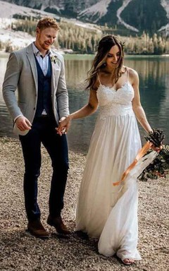 Vestido de novia de estilo imperio con encaje y tirantes finos, ideal para bodas al aire libre en el campo.