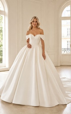 Robe de bal en satin à épaules dénudées et traîne chapelle plissée