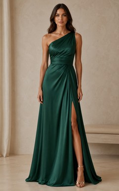 Robe de soirée asymétrique en satin, coupe trapèze et fente.