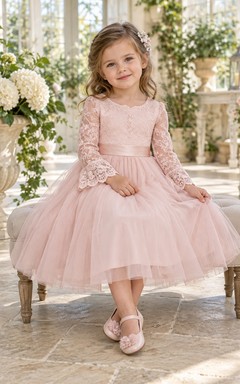 Robe de demoiselle d'honneur rose à fleurs, longueur thé, manches longues, coupe trapèze, corsage en dentelle et nœud dans le dos, en tulle.