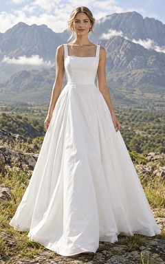 Vestido de novia sencillo de satén con escote cuadrado, tirantes anchos y corte en A con pliegues.
