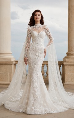 Robe de mariée sirène en dentelle à col montant et manches illusion longues, cape cathédrale