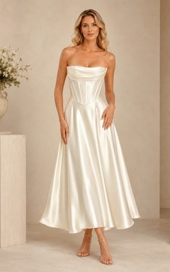 Robe de cocktail civile simple, bustier blanc en satin, coupe trapèze, longueur thé, sans bretelles, en satin.