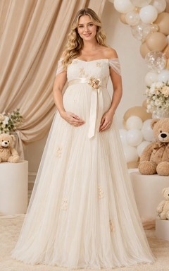 Champagnerfarbenes Umstandskleid mit schulterfreiem Teddy-Detail, Applikationen und A-Linien-Schnitt, bodenlang