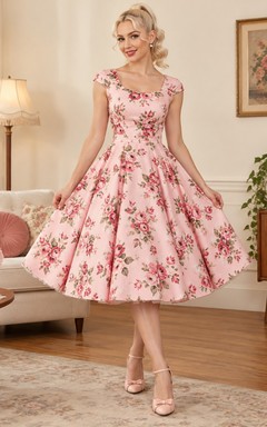 Vestido de corte evasé de los años 50, color rosa empolvado, cuello redondo, mangas cortas y estampado floral.