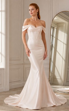 Robe de mariée sirène en satin drapé à épaules dénudées et manches courtes, style chapelle