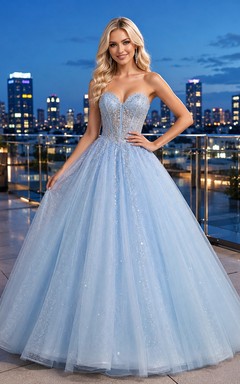 Robe de bal glamour moderne bleu ciel, bustier cœur en tulle pailleté, style Sweet Sixteen, portée sur le toit