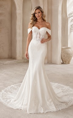 Robe de mariée sirène en satin et dentelle, épaules dénudées, manches courtes, traîne chapelle, coupe sculpturale, style jardin.