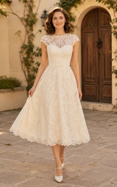 Robe de mariée vintage illusion en dentelle bateau, manches courtes, coupe trapèze, longueur thé, dos nu en forme de goutte, idéale pour une fugue amoureuse