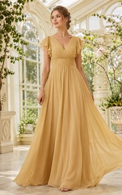 Vestido de noche romántico de gasa color dorado con escote en V, manga corta y corte imperio.