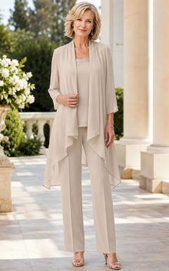 Cremefarbener, langer, eleganter Hosenanzug für die Mutter der Braut mit Wasserfallausschnitt, dreiviertellangem Chiffon-Jäckchen mit Rundhalsausschnitt, Stufenrock und gerader Hose.