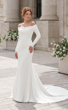 Vestido de novia de crepé con escote de hombros descubiertos, manga larga y cola de sirena.