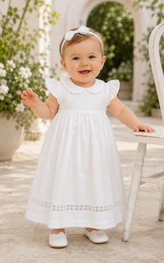 Schlichtes Taufkleid für Babys, A-Linie, Teelänge, Rundhalsausschnitt, Rüschenärmel, Satinrüschenbesatz, Knopfleiste am Rücken