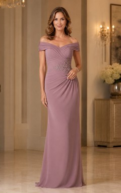 Robe fourreau mauve à épaules dénudées, corsage froncé et taille drapée