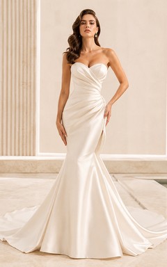 Robe de mariée sirène moderne en satin, bustier cœur, fronces chapelle, dos nu élégant, fermeture éclair, longueur au sol