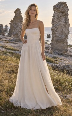 Vestido de novia de corte A con escote cuadrado en voile de algodón, corpiño con paneles y tirantes cruzados en la espalda.