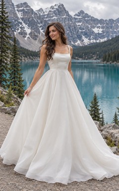 Elegante vestido de novia sencillo con escote cuadrado, tirantes anchos y falda en línea A.