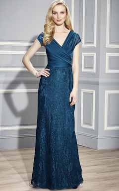 Vestido formal de encaje con escote en V aplicado, espalda baja en V y fruncido, largo hasta el suelo.