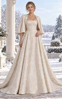 Vestido de novia de corte A con cuello cuadrado, cintura puntiaguda, capa de brocado y escote en A, color champán.