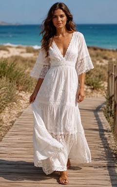 Vestido bohemio blanco de encaje de algodón ibicenco, corte A, largo hasta el suelo, escote en V, mangas acampanadas.