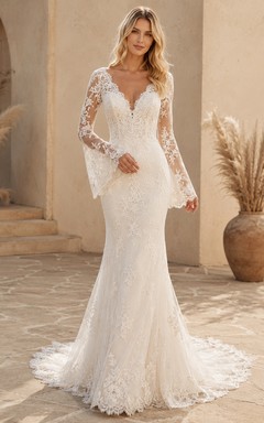 Robe de mariée modeste en dentelle et tulle, coupe sirène, col rond, manches longues et traîne chapelle.