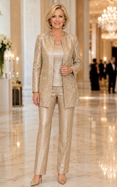 Combinaison pantalon métallisée couleur champagne, coupe droite, longueur au sol, idéale pour la mère de la mariée, avec veste longue réfléchissante et débardeur à col rond.