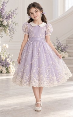 Vestido de niña de flores vintage de corte A con encaje, mangas abullonadas y cuello Peter Pan, color lavanda floral, largo hasta la rodilla.