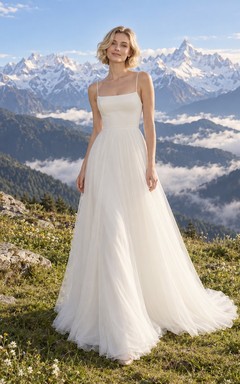 Vestido de novia sencillo de tul con escote cuadrado y tirantes finos, corte en A
