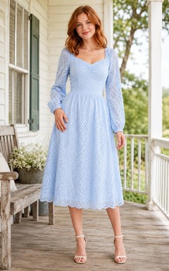 Vestido largo de gasa azul cielo con cuello cuadrado y manga hasta la rodilla