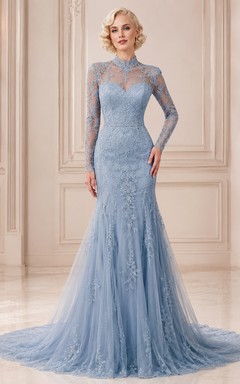 Robe de mariée sirène bleu ardoise de luxe, col montant, manches longues en dentelle illusion, coupe sirène, col montant et manches longues en dentelle illusion.