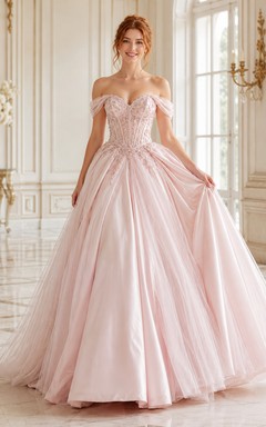 Vestido de novia de gala de satén rosa palo con corsé floral y hombros descubiertos para capilla