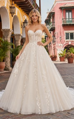 Trägerloses Ballkleid aus Spitze und Tüll mit Herzausschnitt – perfekt für eine Hochzeit im Ausland
