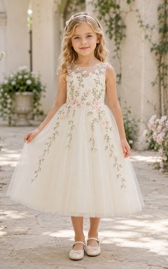 Elfenbeinfarbenes Blumenmädchenkleid mit floraler Rankenstickerei, ärmellosem Tüll-A-Linien-Schnitt, transparentem Rückenausschnitt, natürlicher Taille und wadenlangem Rock