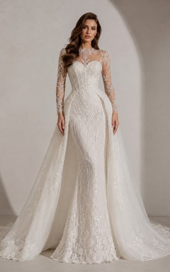 Robe de mariée cape en satin et dentelle botanique, col montant, manches longues et traîne cathédrale, style illusion, pour une destination de mariage.