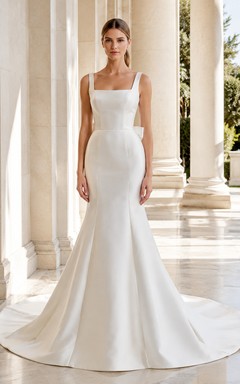 Robe de mariée sirène élégante en satin, col carré, sans manches, traîne courte et dos nu, avec encolure carrée et nœud.