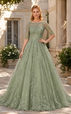 Vestido de gala clásico color celadón con escote barco, mangas cortas, encaje floral ilusión y tul, con cola larga.
