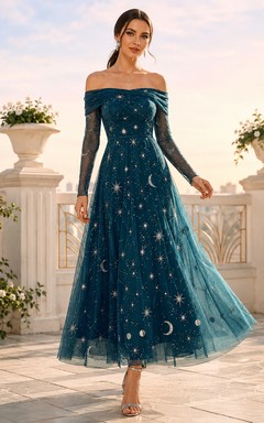 Robe d'invitée trapèze en tulle céleste à épaules dénudées et manches longues, ornée d'un paon.