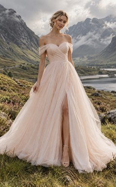 Vestido de novia de tul rosa empolvado con hombros descubiertos, corpiño fruncido y abertura frontal.