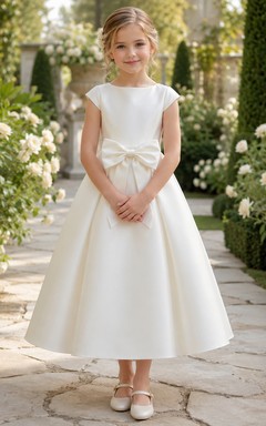 Vestido de niña de flores blanco sin mangas, de corte A, con escote joya y falda a la altura de la rodilla con detalle de lazo.