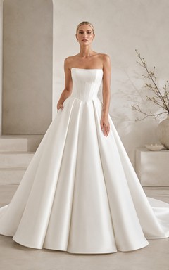 Robe de mariée élégante en satin, bustier, sans manches, traîne cathédrale, plis structurés, style verger