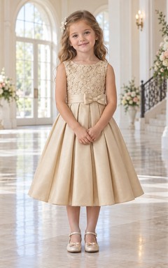 Vestido de niña de flores vintage de satén, corte A, sin mangas, con estampado floral color champán y plisado, hasta la rodilla.
