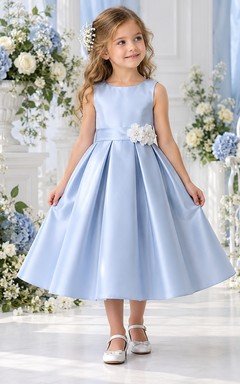 Vestido de niña de flores azul cielo sin mangas con estampado floral y cintura plisada.